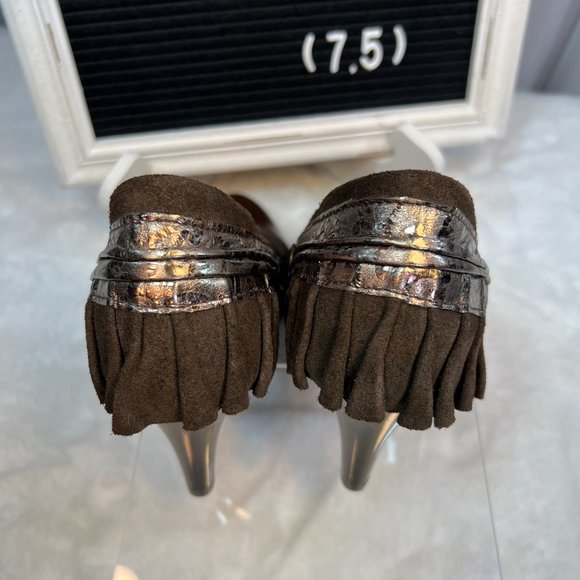 CHANII B Brown Leather w Suede Ruffle Trim and Gold Accent Heels- 7.5 - Picture 5 of 12